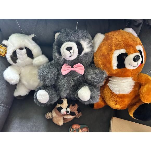 VGUC Vintage 20 Piece Raccoon Collection Pictures Bags Stuffies Plate Wood Box - Picture 3 of 10